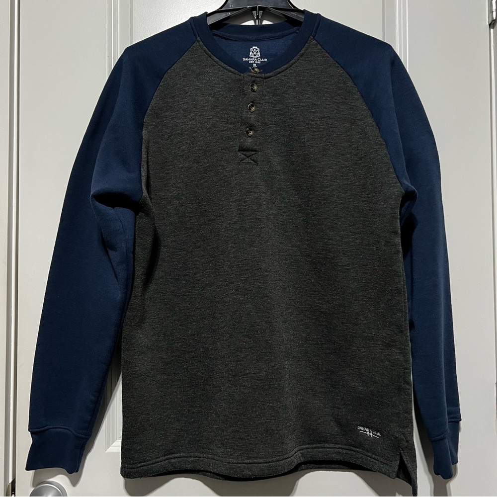 Sahara Club Men’s LS Henley Crewneck Sweatshirt in Gray/Navy